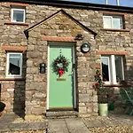 Idyllic Two Bed Country *