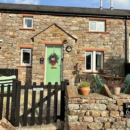 Idyllic Two Bed Country Holiday home